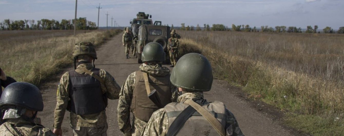 Через щільні обстріли опорних пунктів бійці несуть продовольство та зброю на позиції вручну