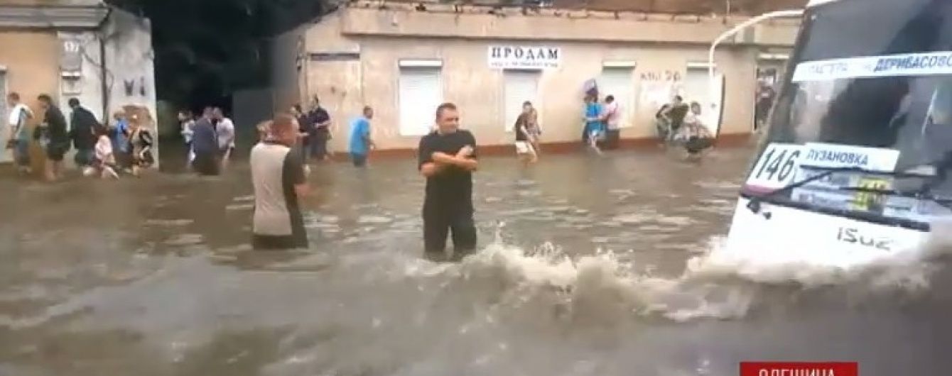 Негода в Одесі: дерево впало на машини разом із стовпом і дротами