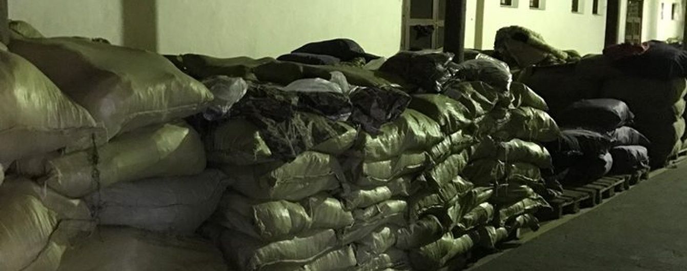 Детективи НАБУ взялися за неякісну військову форму для української армії