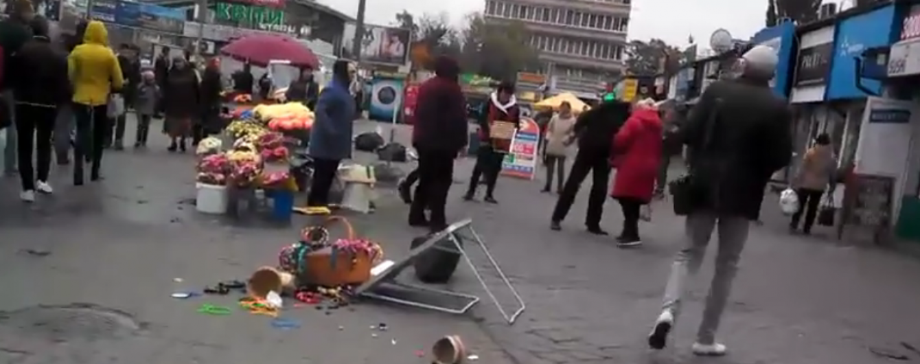 У Києві жіночки влаштували "битву" стільцями за торговельні місця біля метро
