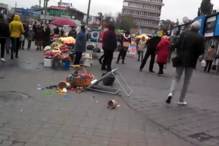 У Києві жіночки влаштували "битву" стільцями за торговельні місця біля метро
