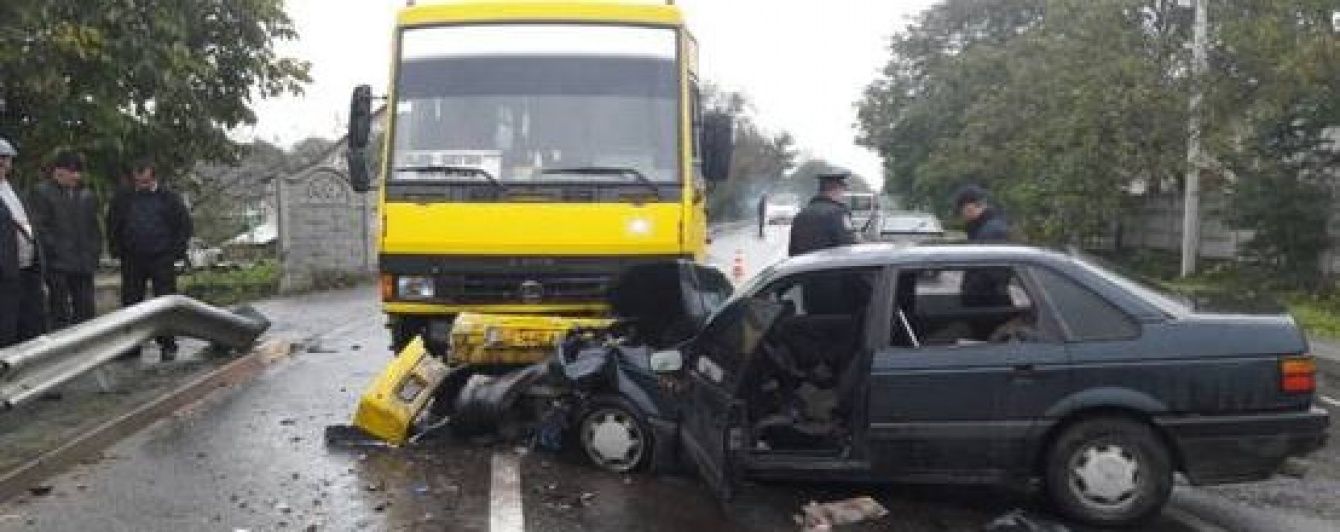 На Львівщині легковик на швидкості протаранив маршрутку з пасажирами