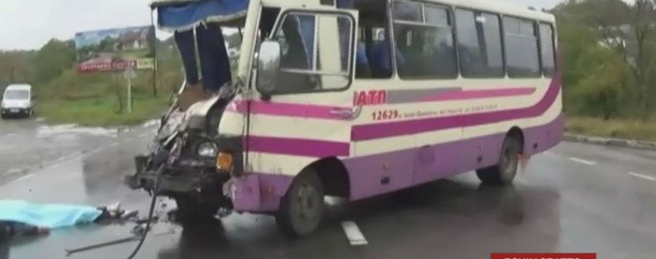 Смертельна ДТП на Прикарпатті: пасажири запам'ятали вигук водія автобуса про керманича вантажівки