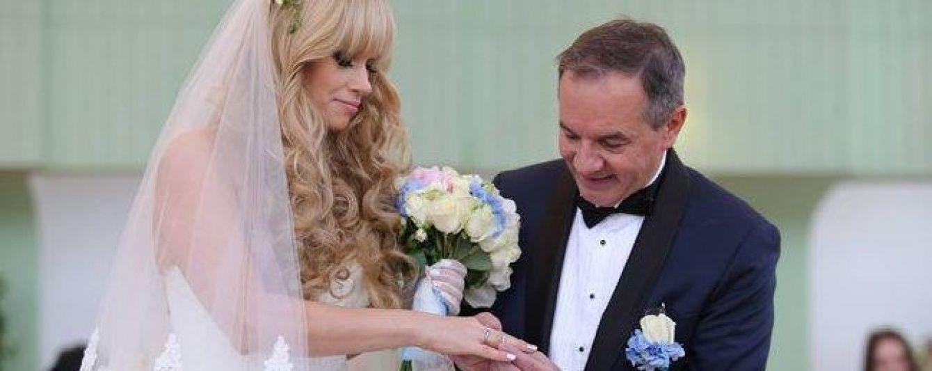 Мэр Глухова после женитьбы летит с молодой женой на "медовый месяц" за океан