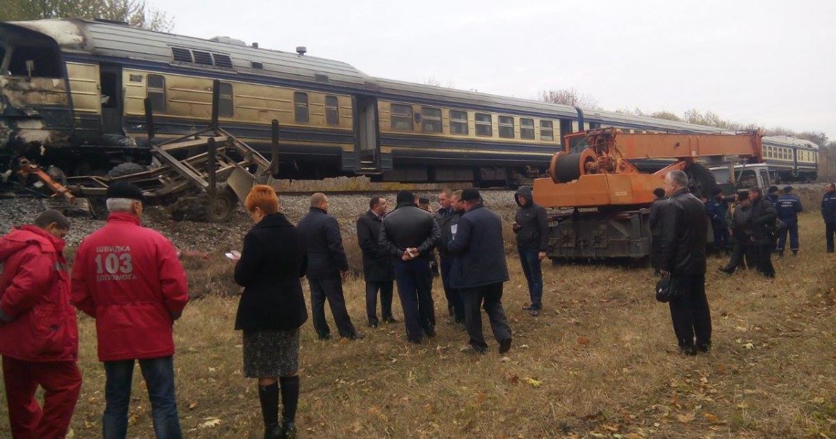 Моторошні подробиці "залізничної" ДТП на Вінниччині: поїзд тягнув палаючу вантажівку 200 метрів