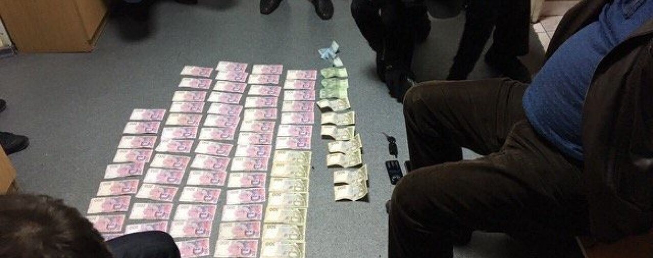 На Киевщине на взятке разоблачили чиновника миграционной службы