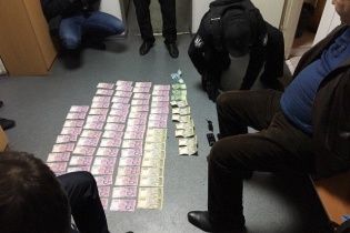 На Киевщине на взятке разоблачили чиновника миграционной службы