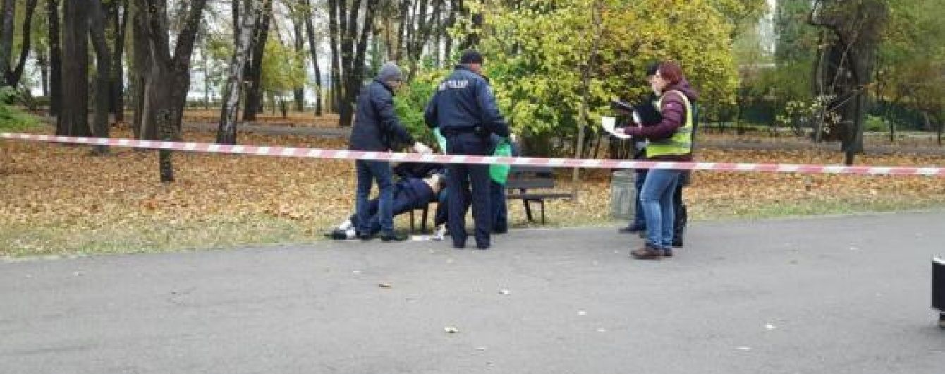 У центрі Києва пенсіонер звів рахунки з життям, встромивши собі в серце ніж