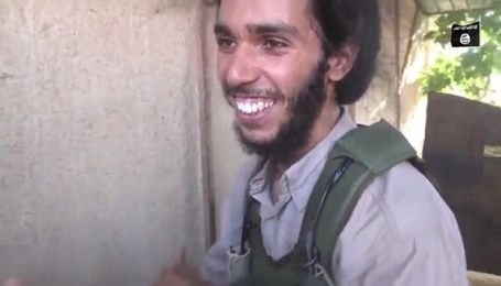 В Сети появилось видео, как боевик "ИГ" безумно радуется случаю стать смертником