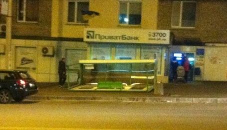 У Києві сильний вітер "здув" зупинку громадського транспорту