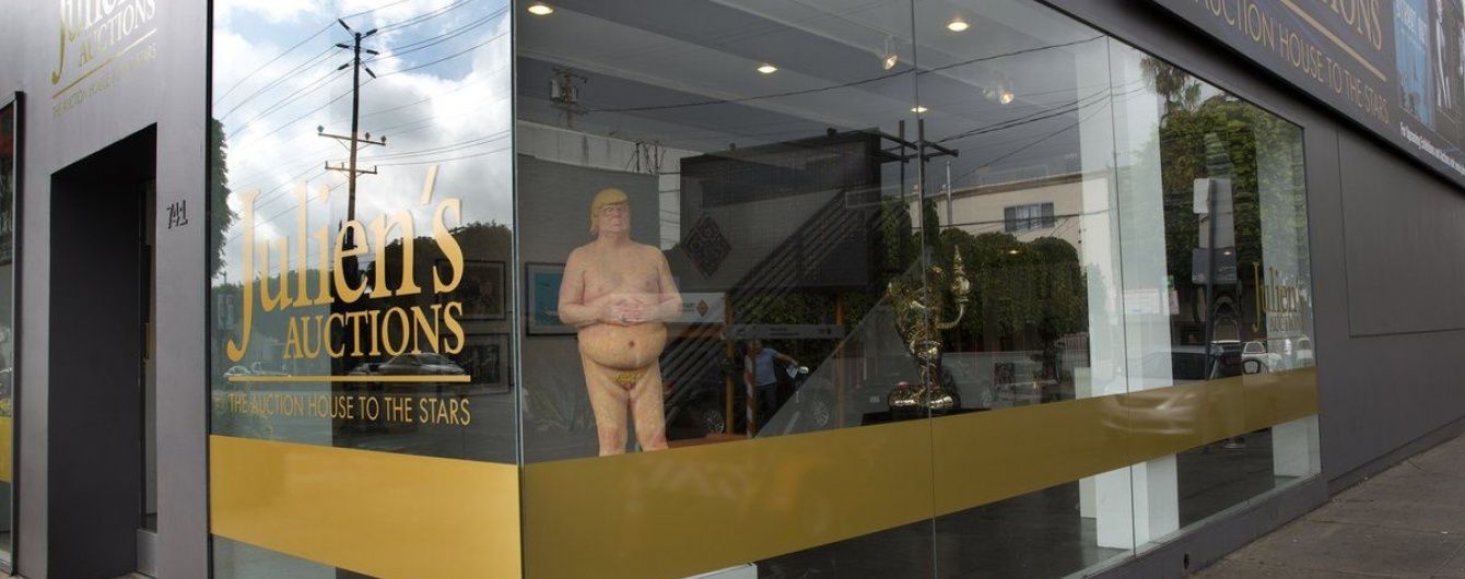 У США з молотка продали статую оголеного Трампа