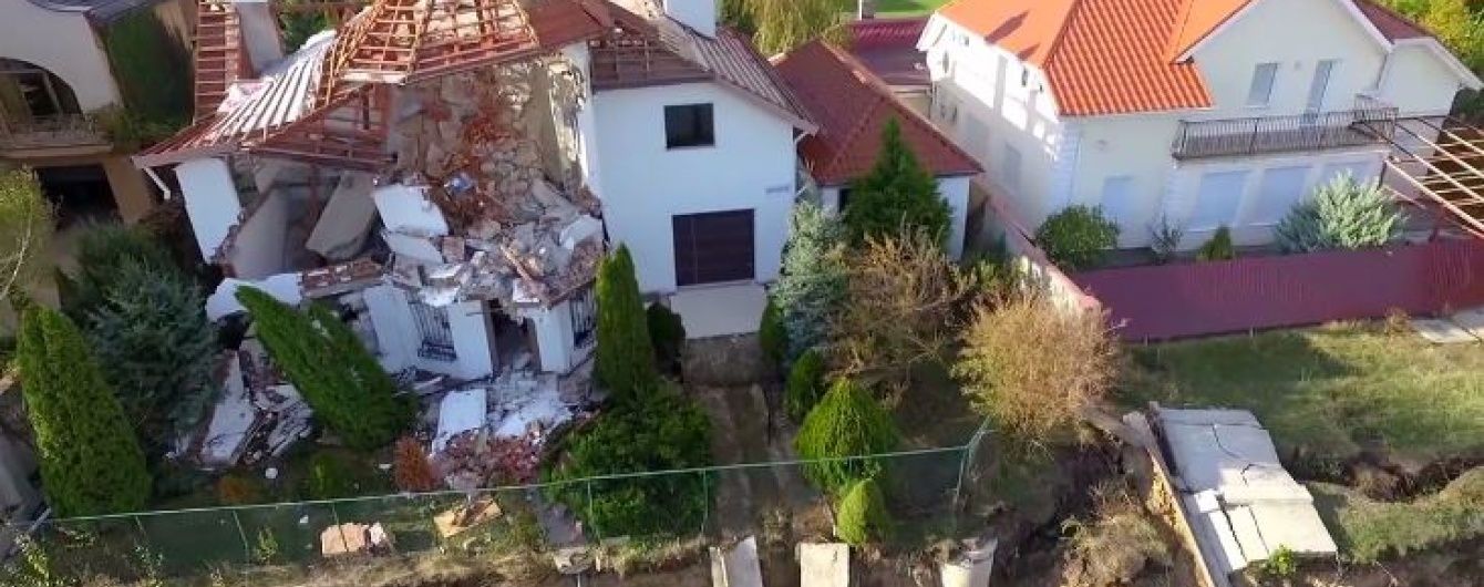 У Чорноморську зняли з дрона, як елітні маєтки на узбережжі сповзають у море