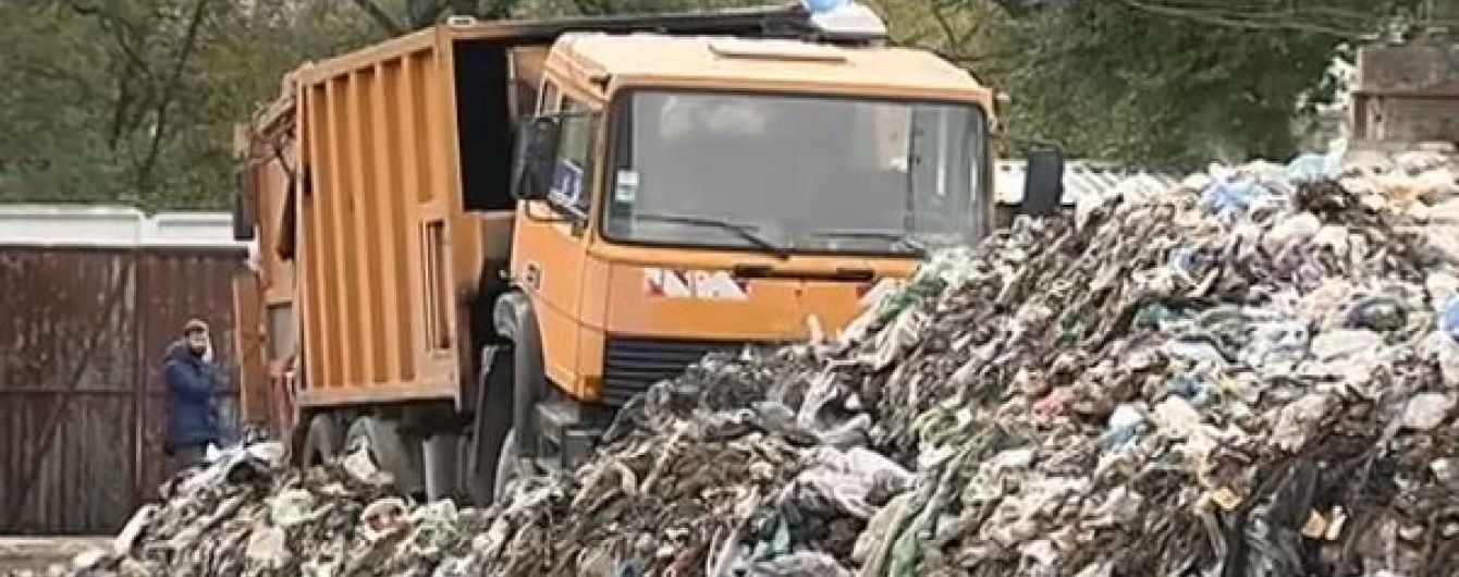 У містечку під Києвом затримали вантажівки із львівським сміттям