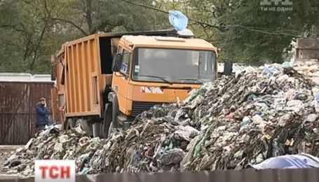 Жителі столичної Дарниці задихаються від смороду сміттєзвалища, яке вважають незаконним