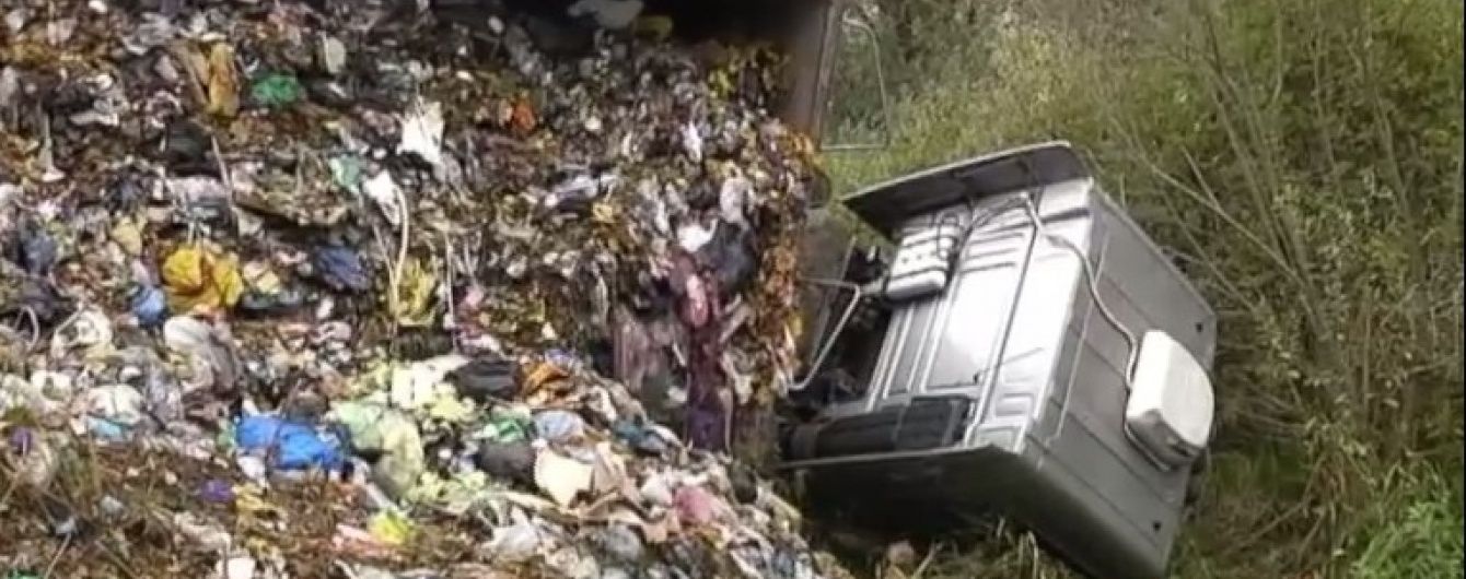 Фура з 20 тоннами львівського сміття перекинулася дорогою до Києва