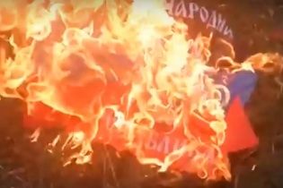 У Донецьку біля "Донбас Арени" спалили прапор "ДНР"