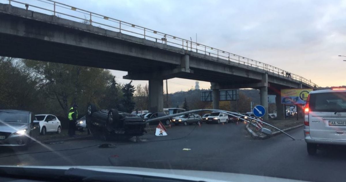 У Києві рух мостом "Метро" паралізувало через аварію
