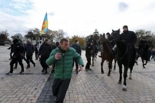 "Конопляный марш" обернулся блокадой фуникулера и появлением полицейской кавалерии