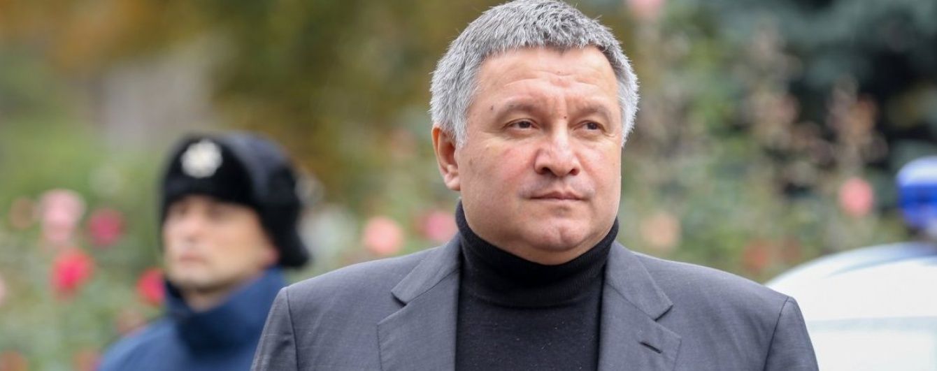 Аваков пообіцяв показати колекцію вина та відкоркувати пляшку