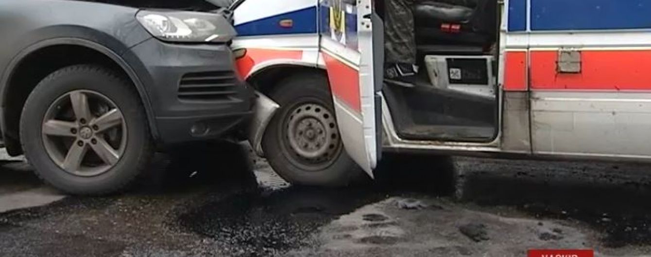 У Харкові швидка з військовими лоб у лоб зіткнулась з позашляховиком