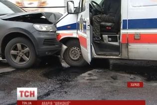 У Харкові швидка з військовими лоб у лоб зіткнулась з позашляховиком