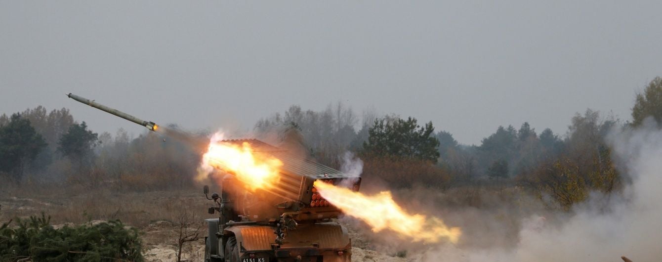На Донбасі бойовики гатили з "Градів" і мінометів, загинули двоє військових і п’ятеро найманців