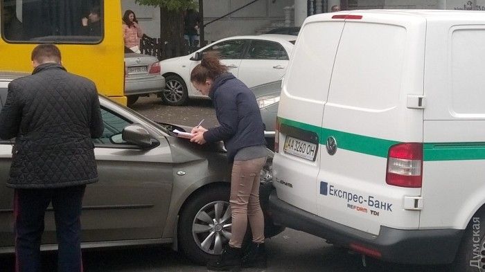 У центрі Одеси сталося ДТП за участі інкасаторського авто_2