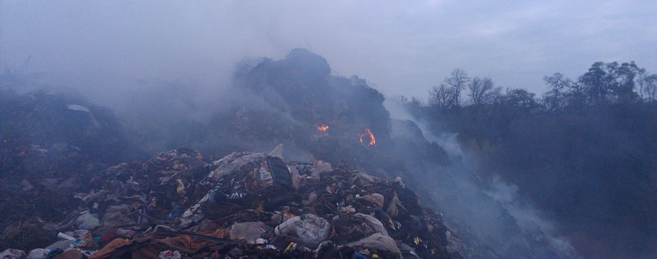 На Полтавщині другу добу горить сміттєзвалище