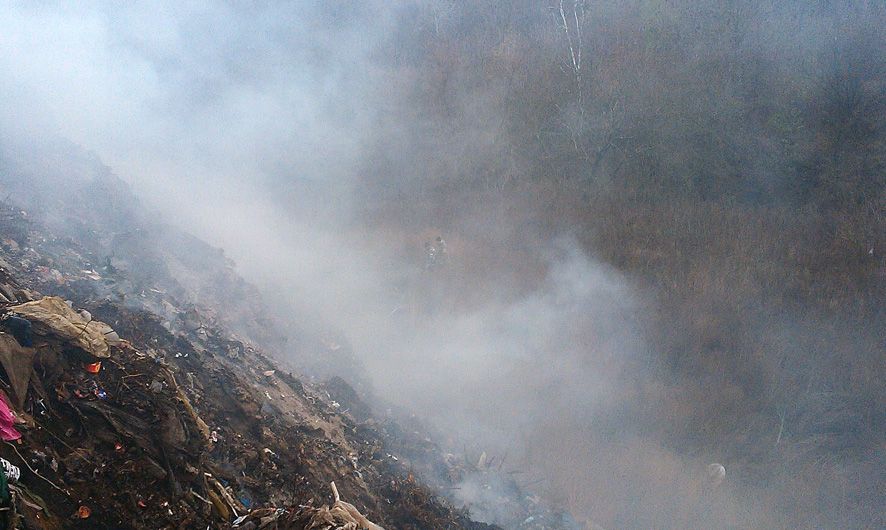 На Полтавщині другу добу горить сміттєзвалище_2
