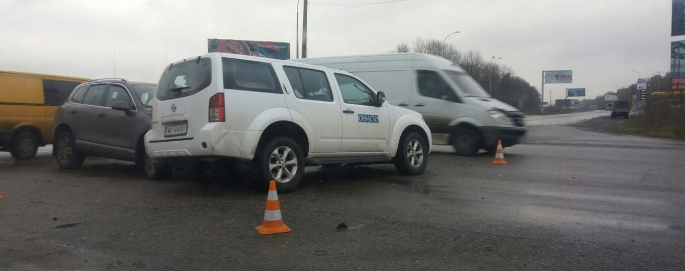 У Харкові позашляховик протаранив авто ОБСЄ, є постраждалі