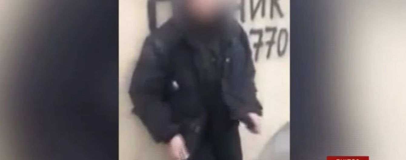 В Днепре неизвестные сняли издевательское видео с полицейской, которая потеряла сознание на улице