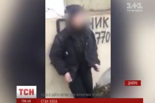 В Днепре неизвестные сняли издевательское видео с полицейской, которая потеряла сознание на улице