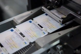 Без сведений о семейном положении, детях и прописке. Украинцам по-новому будут выдавать паспорта