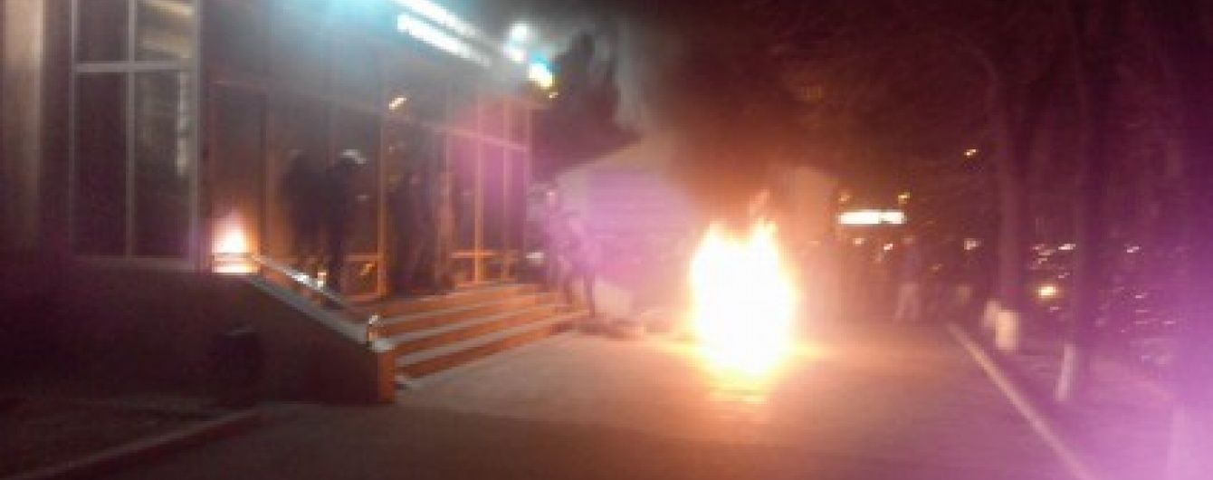 У Черкасах із запаленими шинами та штовханиною протестують проти нового начальника поліції