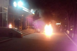 У Черкасах із запаленими шинами та штовханиною протестують проти нового начальника поліції