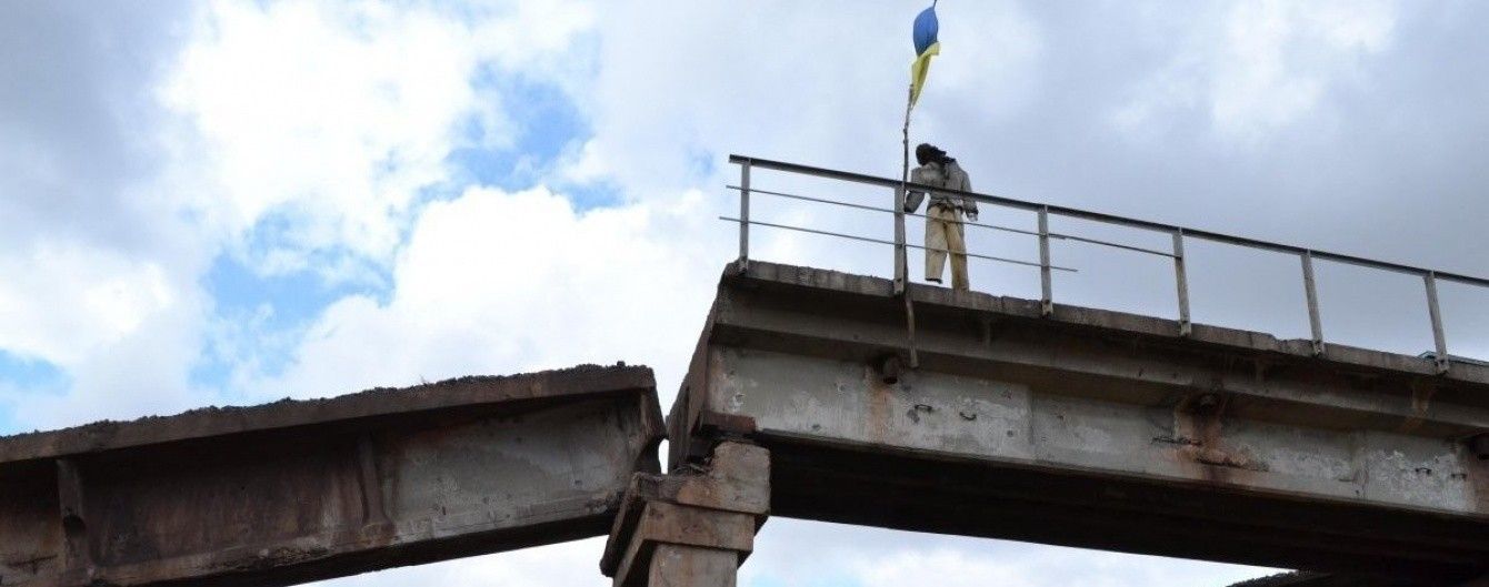На Донбасі відбудовують зруйновані бойовиками мости