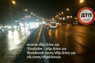 В Киеве погиб мужчина, который на спор перебегал дорогу с шестилетним сыном