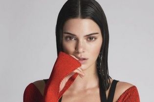 Женщина показала грудь мальчику Женщина показала грудь мальчику