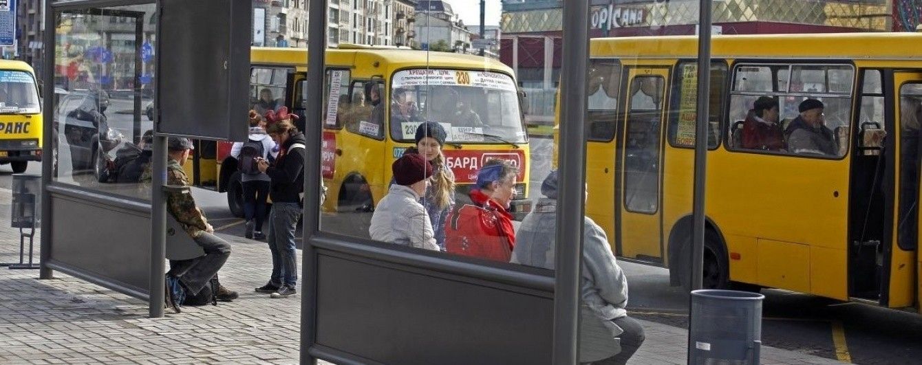 В Одесі машина протаранила зупинку