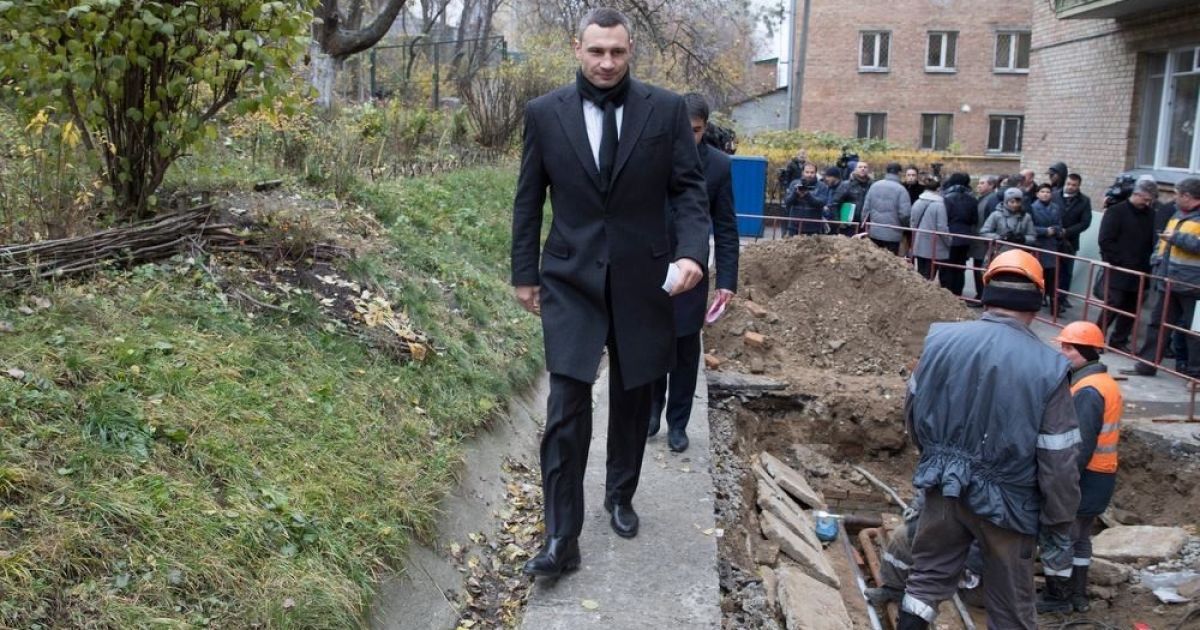 В Сети показали видео, как Кличко одной левой толкал припаркованную в неположенном месте машину