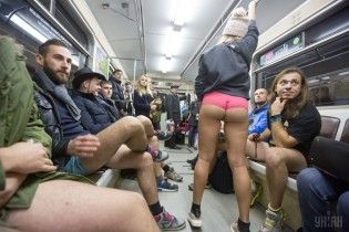 У метро в трусах. У Києві провели сороміцький флешмоб