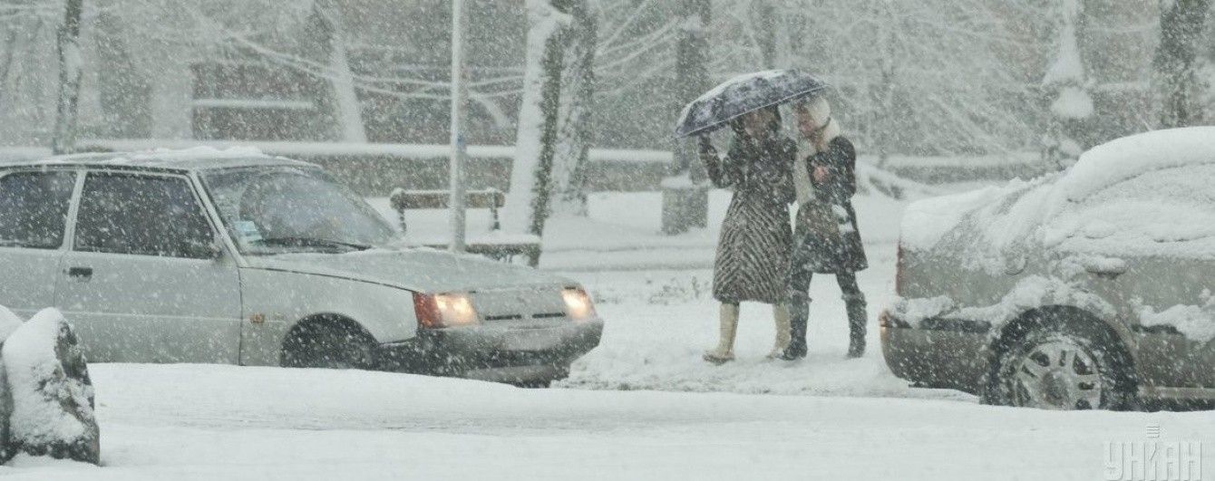 Водіїв фур попередили про обмеження в Києві через снігопад