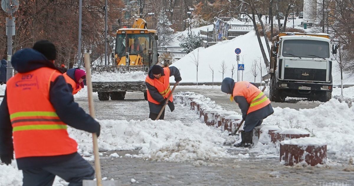 В Киеве коммунальщики под снегом бросились укладывать асфальт