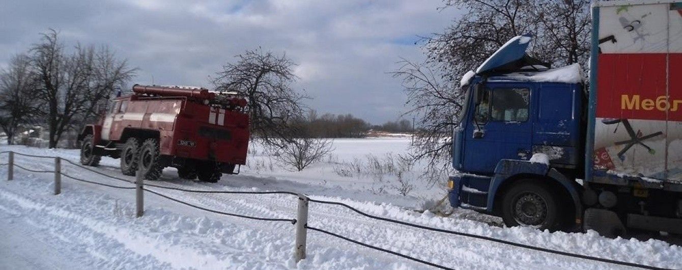 Погодный апокалипсис: на западе Украины десятки населенных пунктов остаются заметенными снегом
