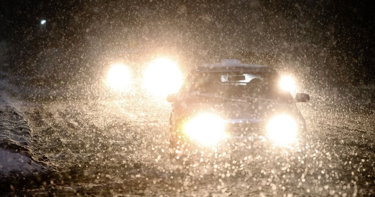 В Киеве водителей предупредили об обледенелых дорогах и призвали убирать авто с обочин