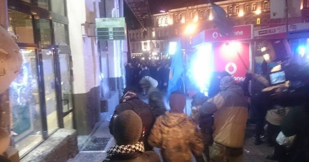 Протестующие разбили витрины Сбербанка в центре Киева