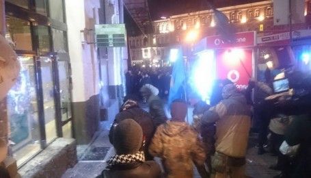 Протестующие разбили витрины Сбербанка в центре Киева