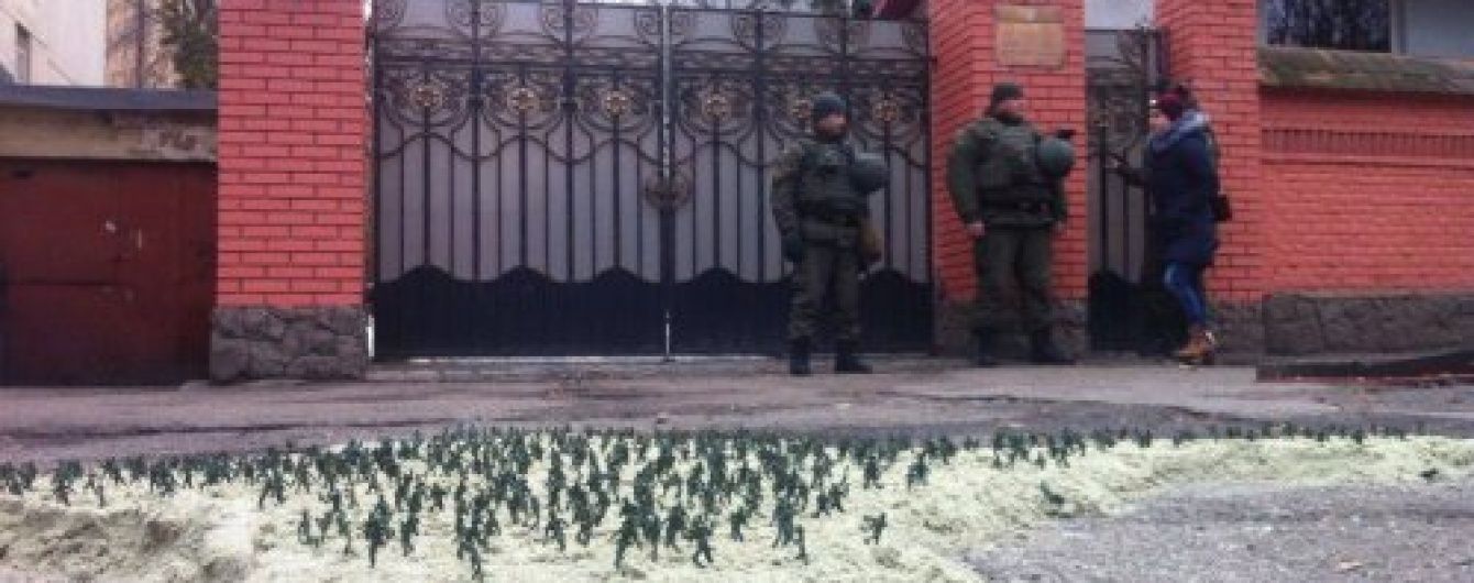 У Львові під російським консульством влаштували акцію з "зеленими чоловічками"