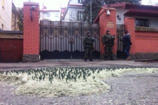 У Львові під російським консульством влаштували акцію з "зеленими чоловічками"