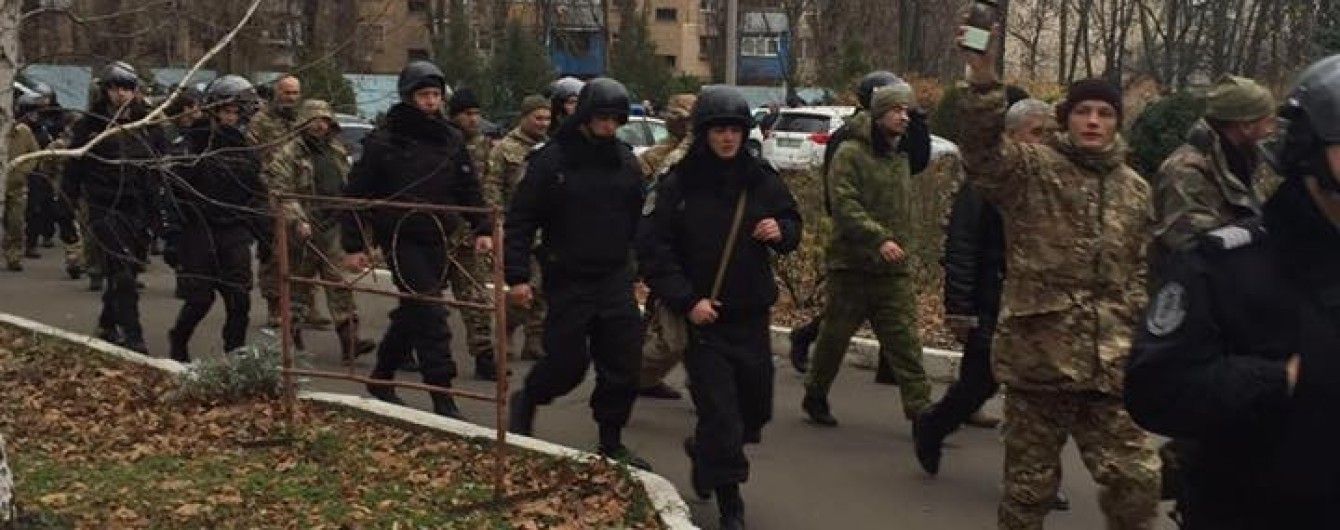 В Одесі молодики у камуфляжі вдерлися до будівлі митниці і розгромили кабінет